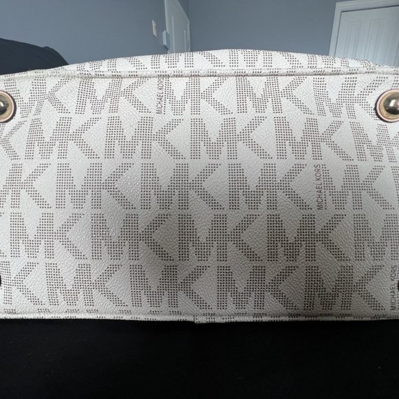 Michael Kors Monogram Jet Set Saffiano Leather Tote - Picture 6 of 11